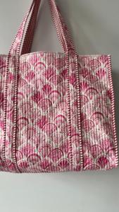 Fait à la main pour rose Shell imprimé sac fourre-tout en coton matelassé grand sac à bandoulière avec fermeture ouverte pour le voyage - Product Image 5