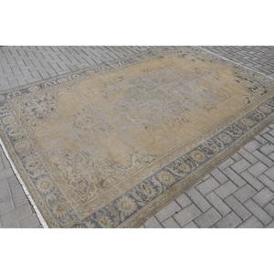 พรมขนสัตว์แบบต่อผ้าสีเบจขนาด 7.4x11.2 ฟุต แบบดั้งเดิมของตุรกี เป็นมิตรกับสิ่งแวดล้อม พร้อมแผ่นรองหลังทำจากยางลาเท็กซ์ - Product Image 2