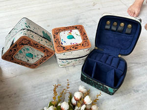 Boîte à bijoux personnalisée en cuir usiné à la main Boîte de voyage à bijoux métalliques pour cheveux Porte-bijoux pour femmes en cuir fait à la main - Product Image 6