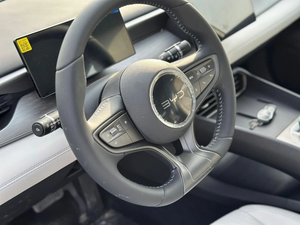 Vehículo Híbrido Enchufable Usado 2024, Sedán Automático de Bajo Consumo, Disponible para la Venta en Buenas Condiciones - Product Image 3