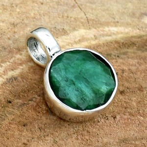 Collier pendentif solitaire en argent sterling plaqué rhodium avec pierre précieuse émeraude - Cadeau d'anniversaire tendance - Product Image 2