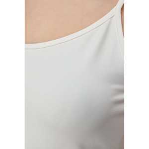 Blusa Casual Blanca Entallada con Cuello en V, Hombros Descubiertos y Logotipo Frontal - Product Image 5