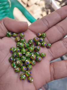 Perles de verre de couleurs mélangées faites à la main avec motif floral pour la fabrication de bracelets - Product Image 3