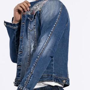 เสื้อแจ็กเก็ตแขนยาวสำหรับผู้ชายแบบสั่งทำปักลายผ้ายีนส์สีน้ำเงินคอตั้งลายการ์ตูนวัสดุผ้าใบเจาะรู - Product Image 3