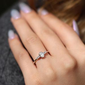 Anillo de compromiso de moissanita de corte ovalado de 8x6mm con piedras laterales en oro o plata | Joyería nupcial de boda - Product Image 1