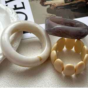 Bracelets en résine transparente de luxe faits à la main avec des inserts botaniques comme des roses, des feuilles et des perles, accessoires de mode artistique - Product Image 5