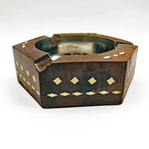 Cendrier à cigarettes rond en bois au design sophistiqué et élégant en alliage métallique portable pour un usage domestique Boîte emballée avec logo personnalisé - Product Image 2