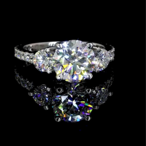 Bague de fiançailles en platine à trois pierres avec bande pavée, diamant rond, certifiée IGI, bijoux de luxe pour mariée, provenant du Gujarat - Product Image 5