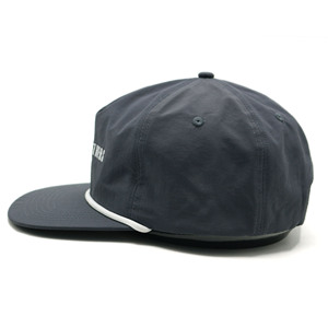 Casquette de golf unisexe OEM non structurée à 5 panneaux, visière plate, en nylon, réglable par snapback, toutes saisons, avec logo personnalisé, pour la mode, le sport et la performance - Product Image 3