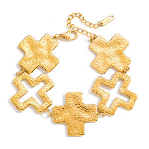 Pulsera J&D Vintage con Cruz Martillada, Acero Inoxidable con Baño de Oro de 18K, Tipo Religioso Cristiano - Product Image 2