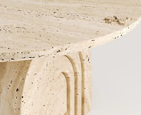 Table basse élégante en pierre de travertin avec arche sculpturale et base sphérique, design artistique moderne, finition naturelle durable