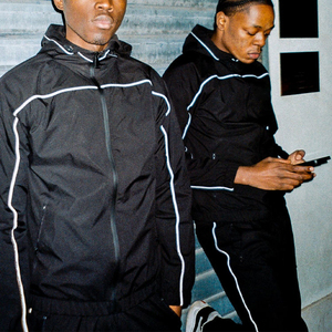 เสื้อกันลมแบบมีซิปสำหรับผู้ชายเสื้อแจ็กเก็ต100% ผ้าไนลอนชุดวอร์มแบบเย็บปะติดชุดกีฬาแบบกำหนดเอง - Product Image 6