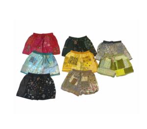 Pantalones cortos de retazos hechos a mano Unisex en todos los colores, parte delantera, dos bolsillos, cintura elástica, retazos, cuello, rayón, corto de verano - Product Image 1