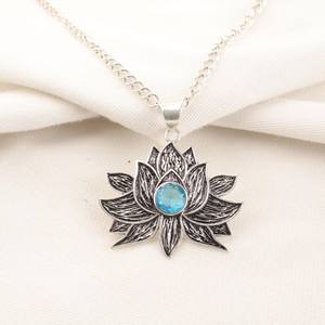 Pendentif de mode pour femme en alliage de cuivre, topaze bleue, fleur de lotus oxydée, pierre de naissance de décembre, bijoux d'Halloween, certifié IGI - Product Image 1