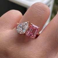 Anillo de Boda Moderno Royal Saga Toi Et Moi, con Moissanita Rosa, Esmeralda y Blanca en Corte Pera, Oro Sólido de 14K con Baño de Rodio, Joyería Fina para Regalo
