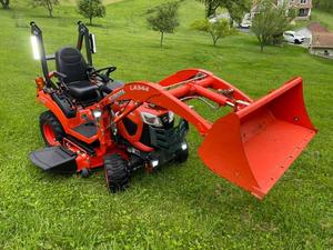 เครื่องตัดหญ้าแบบนั่งขับ Kubota G261 รุ่นอุตสาหกรรม ขนาด 190 ซีซี เครื่องยนต์เบนซิน ขับเคลื่อนด้วยตัวเอง ใบมีดแบบโรตารี่ ถังเก็บหญ้าด้านหลัง ความจุ 150 ลิตร - Product Image 2