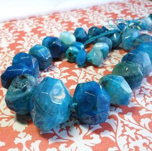 Le dernier collier de perles de résine de mode poli de haute qualité fabriqué à la main pour les femmes d'Inde. - Product Image 1