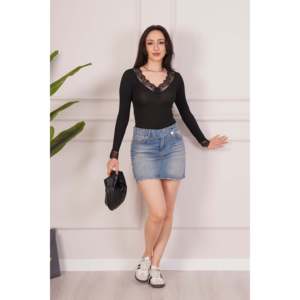 Blusa Larga con Detalles de Encaje Negro para Mujer LUSTRIN, con Cuello de Lazo, Elegante Top de Mezcla de Poliéster y Viscosa para Uso Diario - Product Image 3