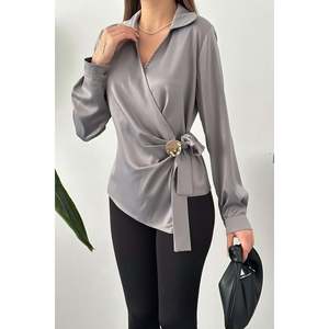 Blusa de Satén Gris para Mujer, Marca Elisa Fashion, con Detalle de Botones - Product Image 4