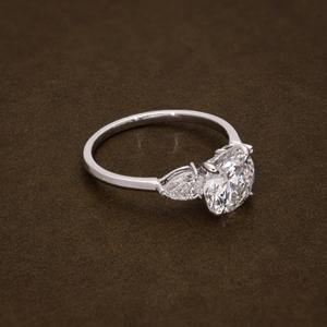 Anillo de Compromiso con Diamante Cultivado en Laboratorio, Corte Redondo y en Forma de Pera, 2.61 CTW, VVS, Certificado IGI, Anillo de Tres Piedras, Anillo Moderno, Anillo de Promesa - Product Image 3
