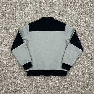 Chaqueta Varsity Gris y Negra para Hombre, Cuello Camisero, Logotipo Bordado, Estilo Casual para Otoño, Corte Regular, Poliéster y Algodón - Product Image 5