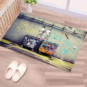 Alfombra con Diseño de Graffiti de Banksy: 'La Vida es Corta' - Alfombra Interior Antideslizante, con Pelo Suave - Product Image 1