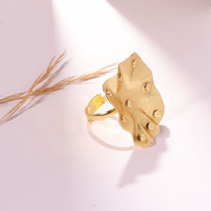 Anillo de Latón Hecho a Mano para Mujer, Diseño Moderno Texturizado, Ajustable, para Compromiso y Boda - Product Image 4