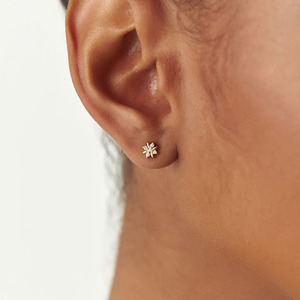 Boucles d'oreilles clous en or rose pur 18 carats avec diamant de laboratoire certifié, petites fleurs délicates, pour femmes, idées cadeaux d'anniversaire, port quotidien, clous fins - Product Image 6
