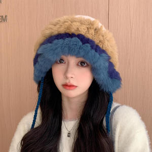 Venta al por mayor de fábrica: Gorro de cubo de estilo coreano de ganchillo con orejeras de felpa y pañuelo para la cabeza, gorro cálido para mujer para viajes al aire libre - Product Image 1