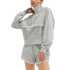 Conjunto cortavientos personalizado de 2 piezas para hombre, pantalones cortos cortavientos con capucha y cremallera reflectante, conjunto corto cortavientos de color contrastante de poliéster y nailon 2026 - Product Image 1