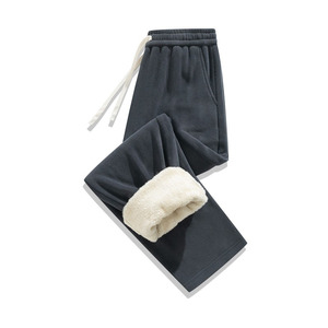 Pantalon en peluche pour hommes avec logo personnalisé brodé OEM Pantalon de survêtement décontracté polyvalent en velours épais avec coupe ample - Product Image 4