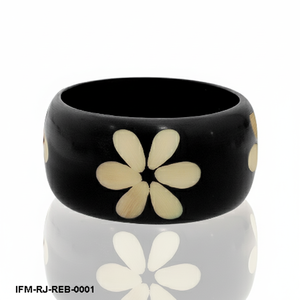 Bracelet tendance en résine, bracelet floral noir et blanc audacieux, accessoire artisanal épais, cadeau pour elle - Product Image 4