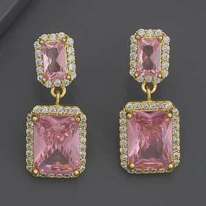 Boucles d'oreilles pendantes géométriques tendance et chics - Alliage de zinc plaqué or avec pierres multicolores serties clos pour femme, idéales pour les soirées - Product Image 1