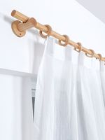 Support de rideau en bois de style indien traditionnel avec boiseries artisanales pour la décoration de rideaux dans des intérieurs ethniques