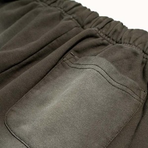 กางเกงขาสั้นผู้ชายเอวยางยืด ล้างสีแบบแอซิด ขอบดิบ ดีไซน์วินเทจขาดๆ ผ้าเทอร์รี่คอตตอน กางเกงขาสั้นผ้าฝ้ายเนื้อนุ่ม เป็นมิตรกับสิ่งแวดล้อม สีพื้น - Product Image 3