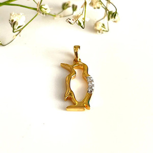 Pendentif pingouin en or massif 14 carats avec diamant naturel. - Product Image 3