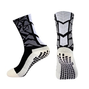 Venta al por mayor de calcetines de agarre deportivo con logotipo personalizado antideslizante calcetines atléticos para hombres y mujeres fútbol gimnasio entrenamiento Yoga - Product Image 4