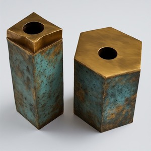 Une pièce unique et naturelle avec des morceaux de bois flotté suspendus dans une résine transparente, lui donnant un aspect calme et inspiré de l'océan. - Product Image 3