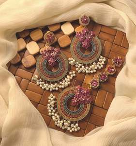 Boucles d'oreilles de mariage traditionnelles, ensembles de bijoux fantaisie, boucles d'oreilles Jhumki faites à la main pour femmes, bijoux fantaisie à vendre - Product Image 5