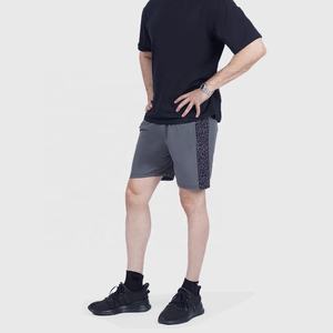 Pantalones cortos de entrenamiento para gimnasio de alta calidad para hombre, pantalones cortos de entrenamiento transpirables para correr de verano con bolsillos decorados con patrón de malla - Product Image 5