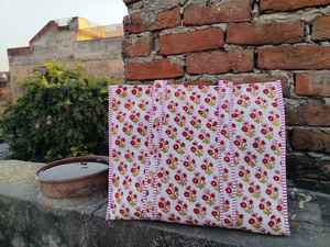 Sac fourre-tout matelassé en coton 100% imprimé à la main en Inde, écologique et durable pour les courses quotidiennes, la plage et les voyages - Product Image 5