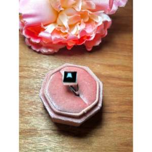 Anillo para Hombre Hecho por Artesanos Navajo con Piedra de Ónix y Plata de Ley, Estilo Vintage con Incrustaciones de Ágata y Patrón Geométrico para Uso Diario - Product Image 3