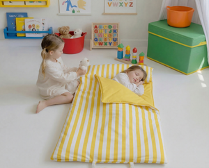 Tapis de couchage pliable et portable pour bébé - Conception facile à plier pour les voyages, les jeux et la sieste - Matière organique en duvet de canard résistante à l'eau - Toutes saisons - Product Image 2