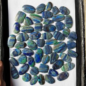 Cabujón de piedras preciosas sueltas de azurita natural de grado AAA verde con forma y tamaño mixtos para la fabricación de joyas - Product Image 1