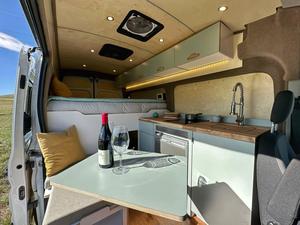 Ford Transit, Furgoneta Camper de Techo Alto de 48 Pulgadas, Interior Claro, Caja de Cambios Automática, Asientos de Cuero, Tamaño de Neumáticos R16, Volante a la Izquierda, Diésel Trasero - Product Image 5