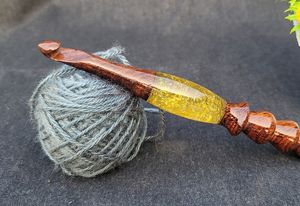Crochet ergonomique en bois fait main pour tricoter la résine époxy Crochet personnalisé - Product Image 2