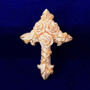 Collar con Colgante de Cruz de Flor en Plata 925 Chapada en Oro con Moissanita VVS de Alta Gama, Joyería Brillante a Precio de Mayoreo - Product Image 2