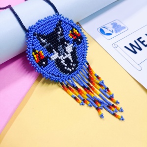 Collier médaillon fait main en perles avec motif tribal de loup coloré pour la mode bohème, vêtements ethniques, cadeau pour les amateurs d'artisanat, pièce unique - Product Image 1