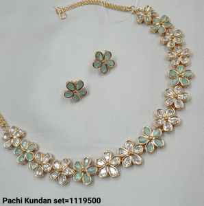 ENSEMBLE DE BIJOUX INDIENS TRADITIONNELS ET À LA MODE EN CUIVRE ENSEMBLE DE BIJOUX DE MARIAGE POUR FEMMES BOUCLES D'OREILLES ET COLLIER - Product Image 2