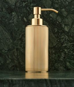 Distributeur de savon en métal au fini élégant, pompe à liquide en acier lisse, accessoire de salle de bain minimaliste et moderne - Product Image 4